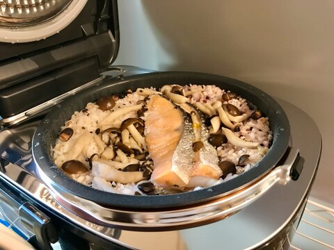 5.5合炊き炊飯器で鮭とキノコのもち麦ごはん